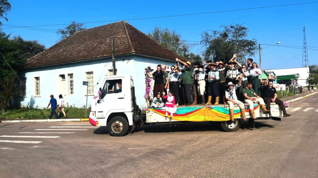 Desfile Farroupilha reúne grande público no centro de Vale Verde