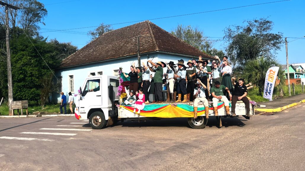 Desfile Farroupilha reúne grande público no centro de Vale Verde