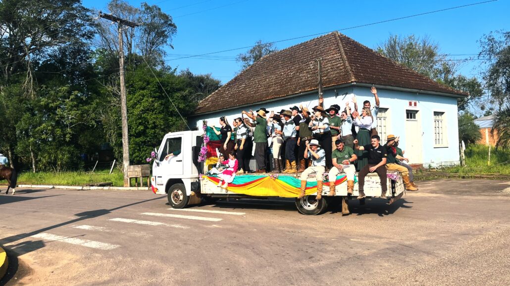 Desfile Farroupilha reúne grande público no centro de Vale Verde