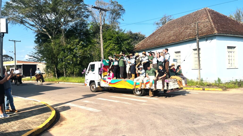 Desfile Farroupilha reúne grande público no centro de Vale Verde