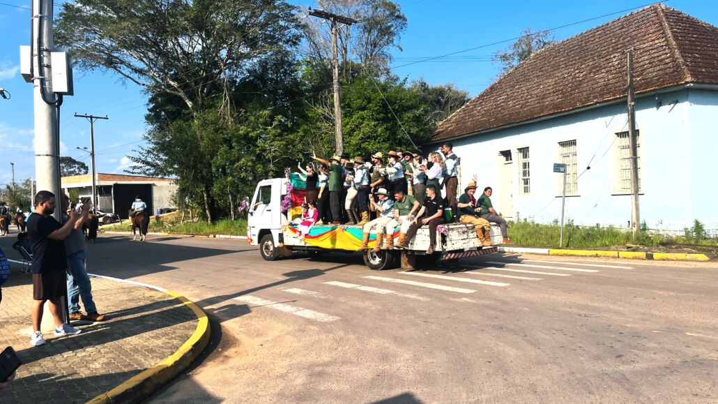 Desfile Farroupilha reúne grande público no centro de Vale Verde