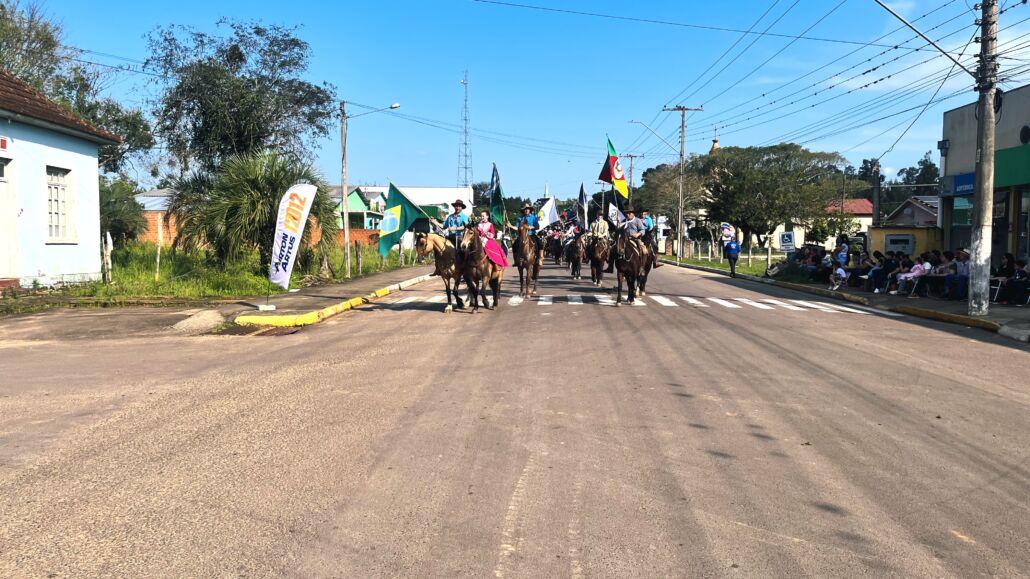 Desfile Farroupilha reúne grande público no centro de Vale Verde