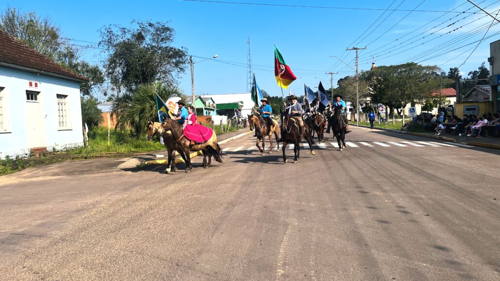 Desfile Farroupilha reúne grande público no centro de Vale Verde