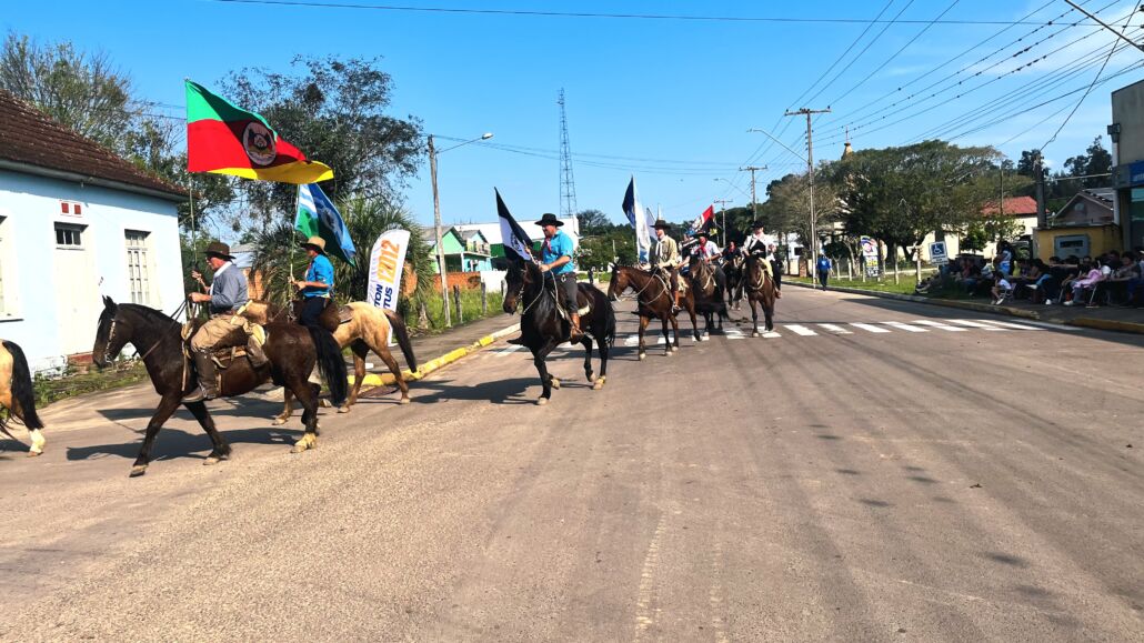 Desfile Farroupilha reúne grande público no centro de Vale Verde