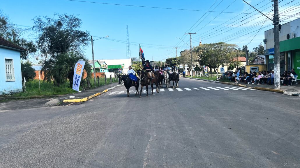 Desfile Farroupilha reúne grande público no centro de Vale Verde
