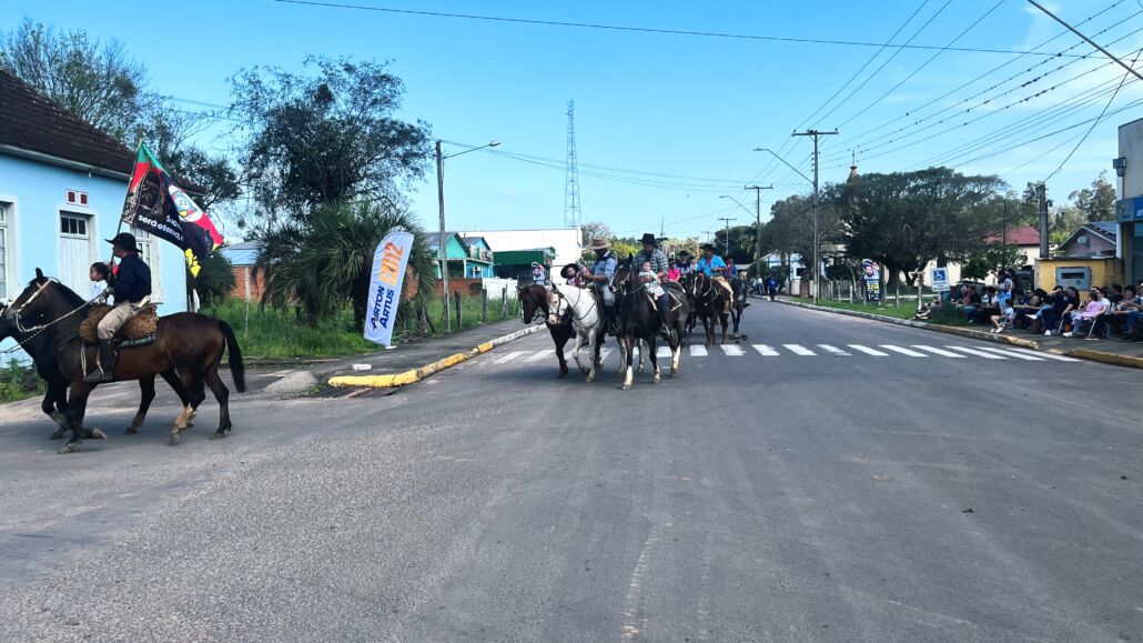Desfile Farroupilha reúne grande público no centro de Vale Verde