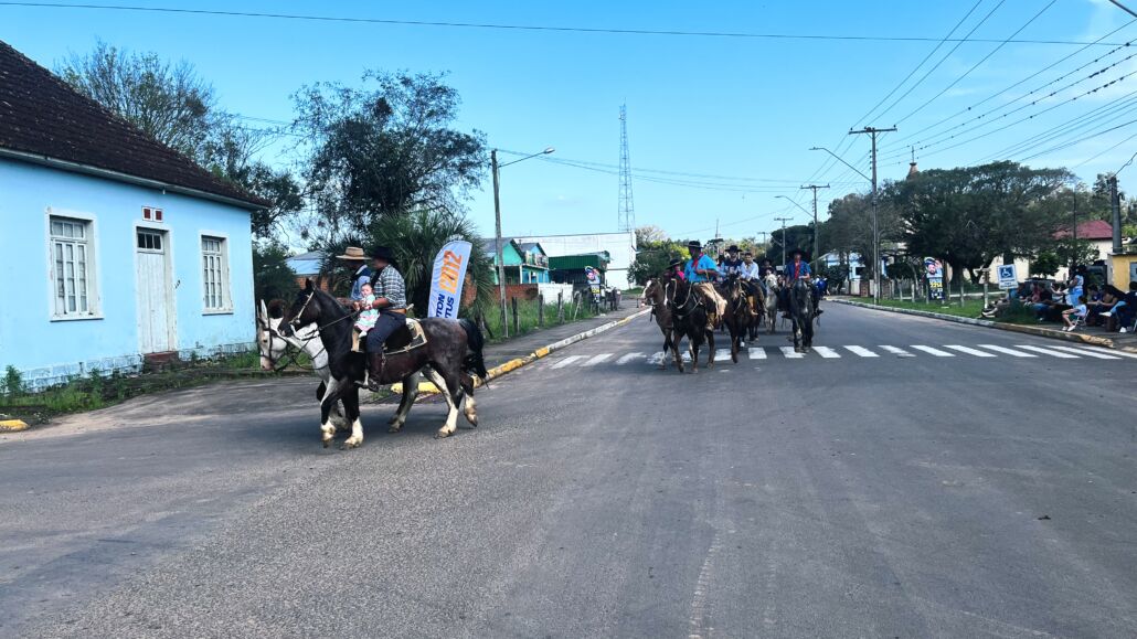 Desfile Farroupilha reúne grande público no centro de Vale Verde