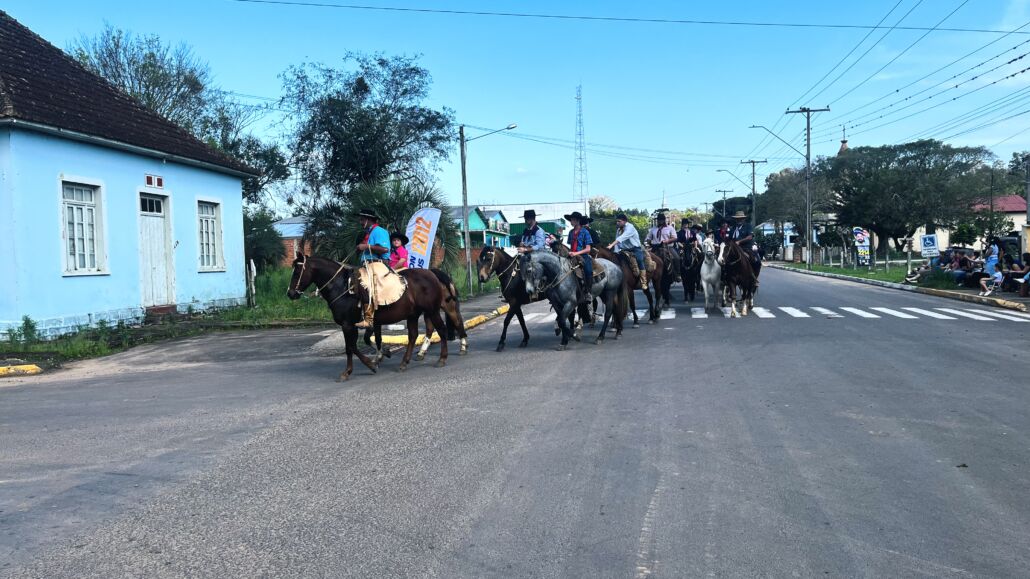 Desfile Farroupilha reúne grande público no centro de Vale Verde
