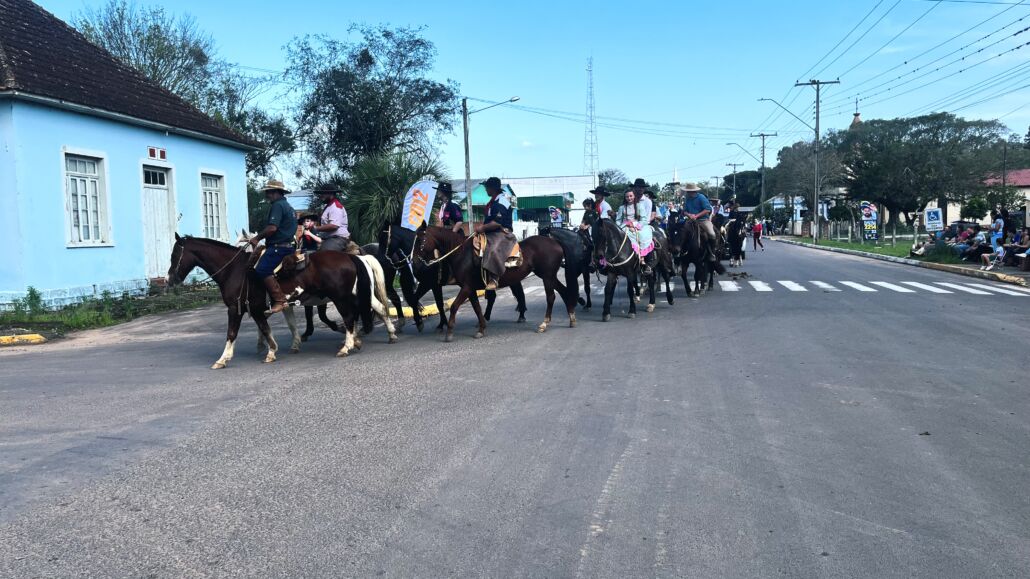 Desfile Farroupilha reúne grande público no centro de Vale Verde
