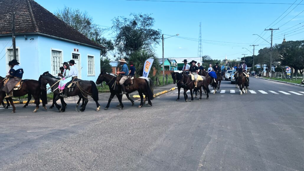 Desfile Farroupilha reúne grande público no centro de Vale Verde
