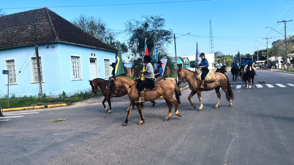 Desfile Farroupilha reúne grande público no centro de Vale Verde