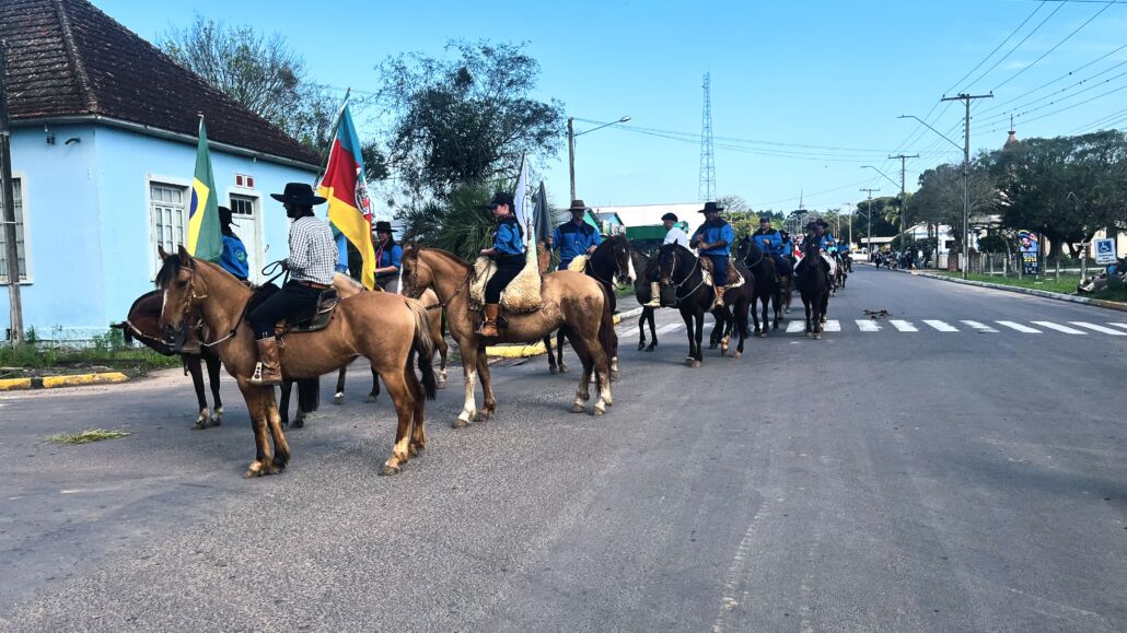 Desfile Farroupilha reúne grande público no centro de Vale Verde