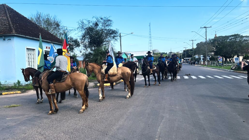 Desfile Farroupilha reúne grande público no centro de Vale Verde