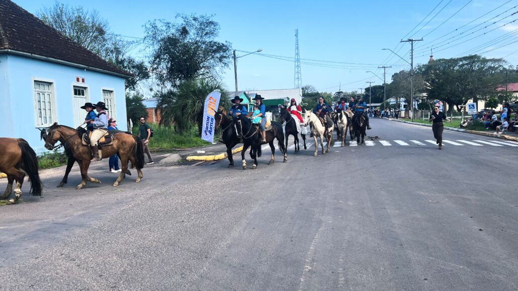 Desfile Farroupilha reúne grande público no centro de Vale Verde