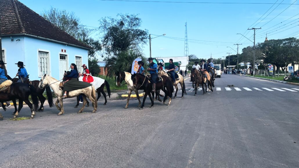 Desfile Farroupilha reúne grande público no centro de Vale Verde