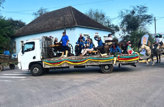 Desfile Farroupilha reúne grande público no centro de Vale Verde