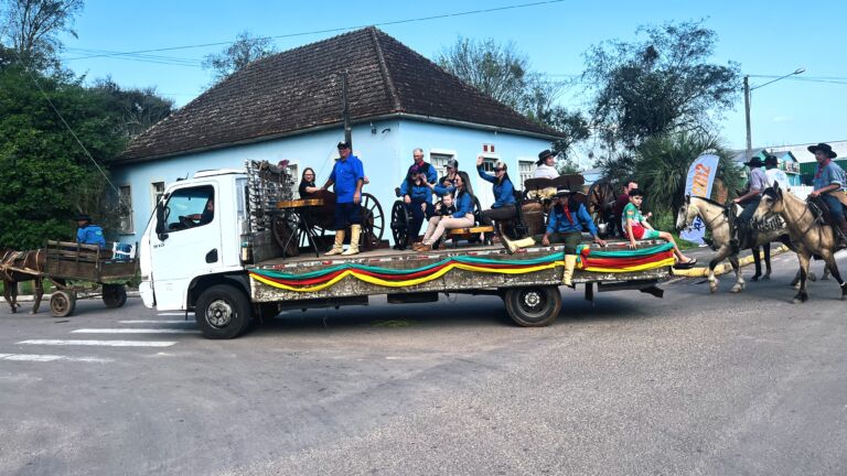 Desfile Farroupilha reúne grande público no centro de Vale Verde
