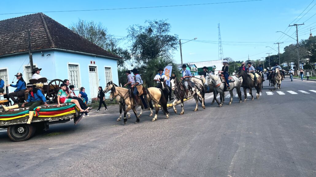 Desfile Farroupilha reúne grande público no centro de Vale Verde