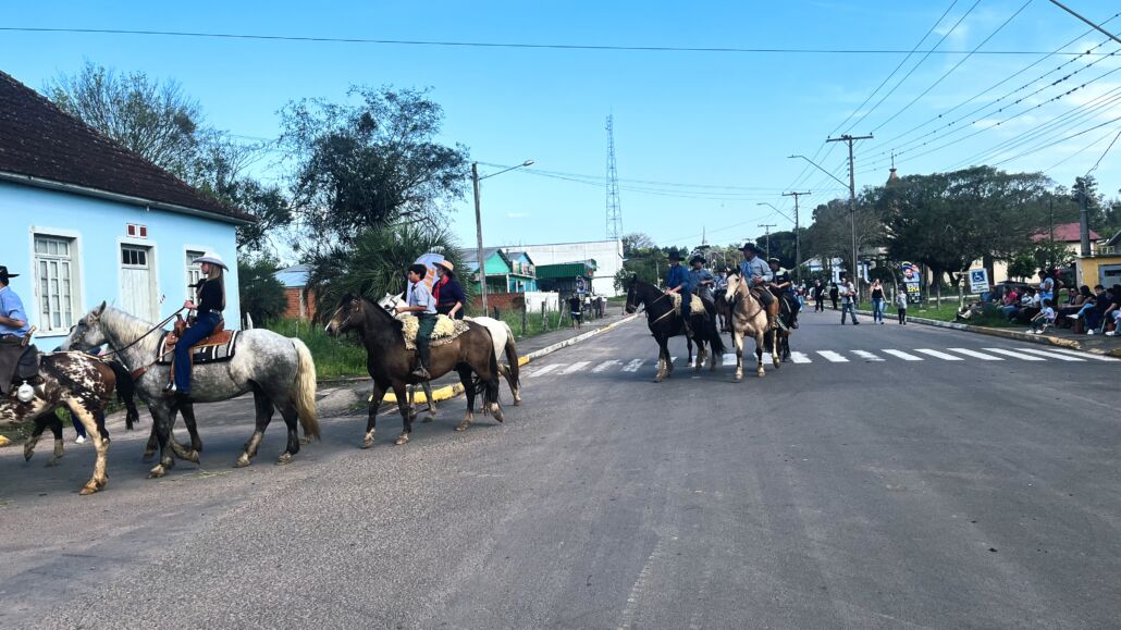 Desfile Farroupilha reúne grande público no centro de Vale Verde