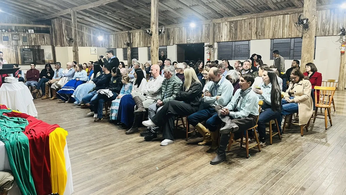 Sessão solene homenageia patronos e jovens tradicionalistas em Passo do Sobrado