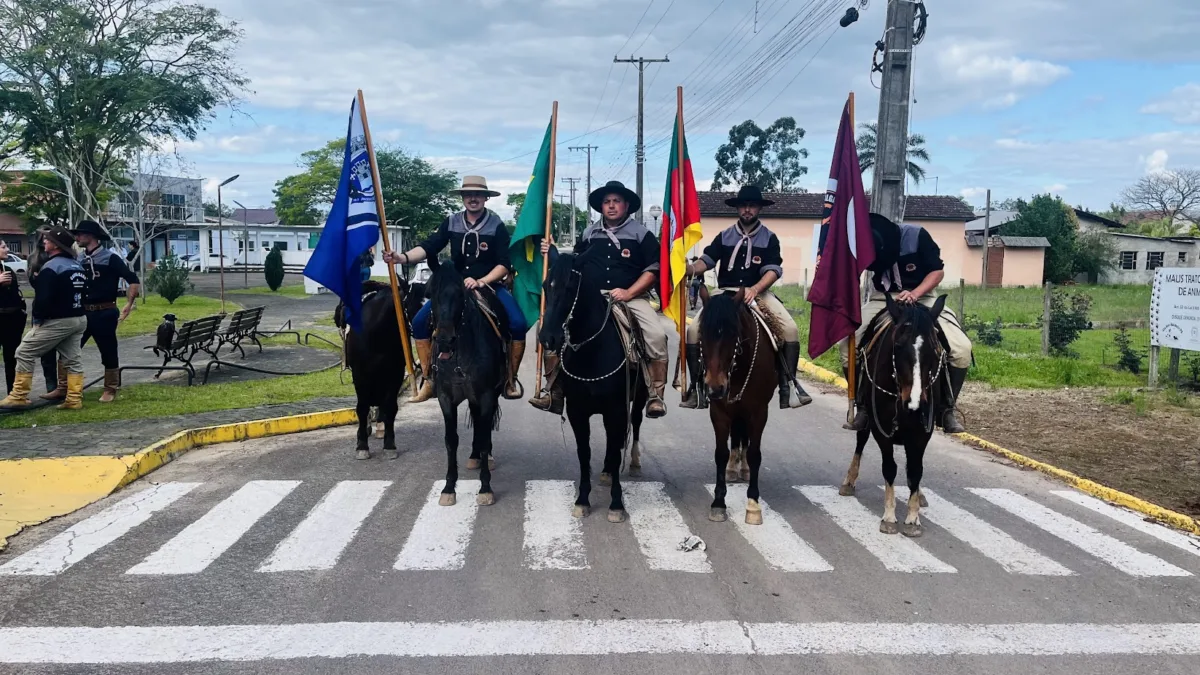 Fusão da Chama Crioula reúne quatro cavalgadas em Passo do Sobrado