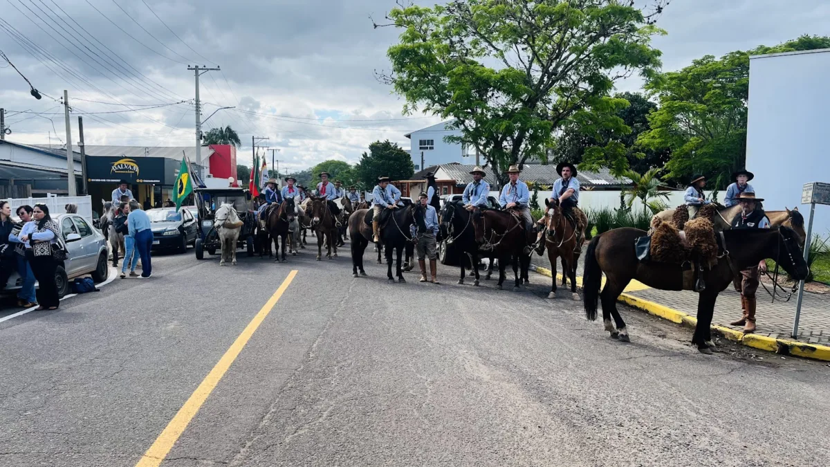 Fusão da Chama Crioula reúne quatro cavalgadas em Passo do Sobrado