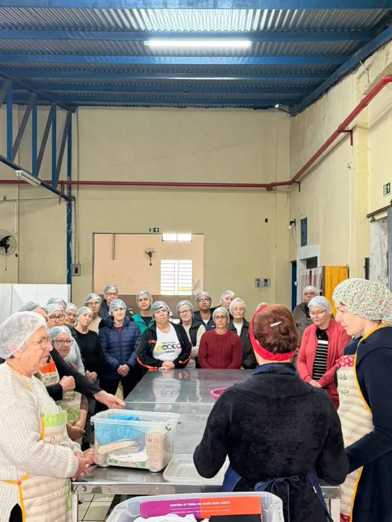 Oficinas culinárias ensinam receitas saudáveis aos grupos do Pratique Saúde