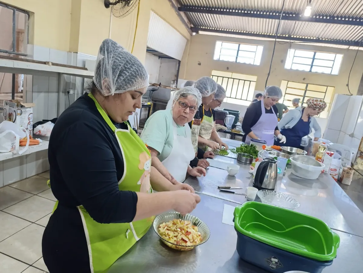 Serviço de Nutrição de Passo do Sobrado capacita merendeiras em oficina culinária