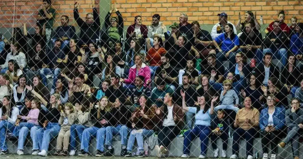 Futsal feminino estreia com ginásio lotado em Vale Verde