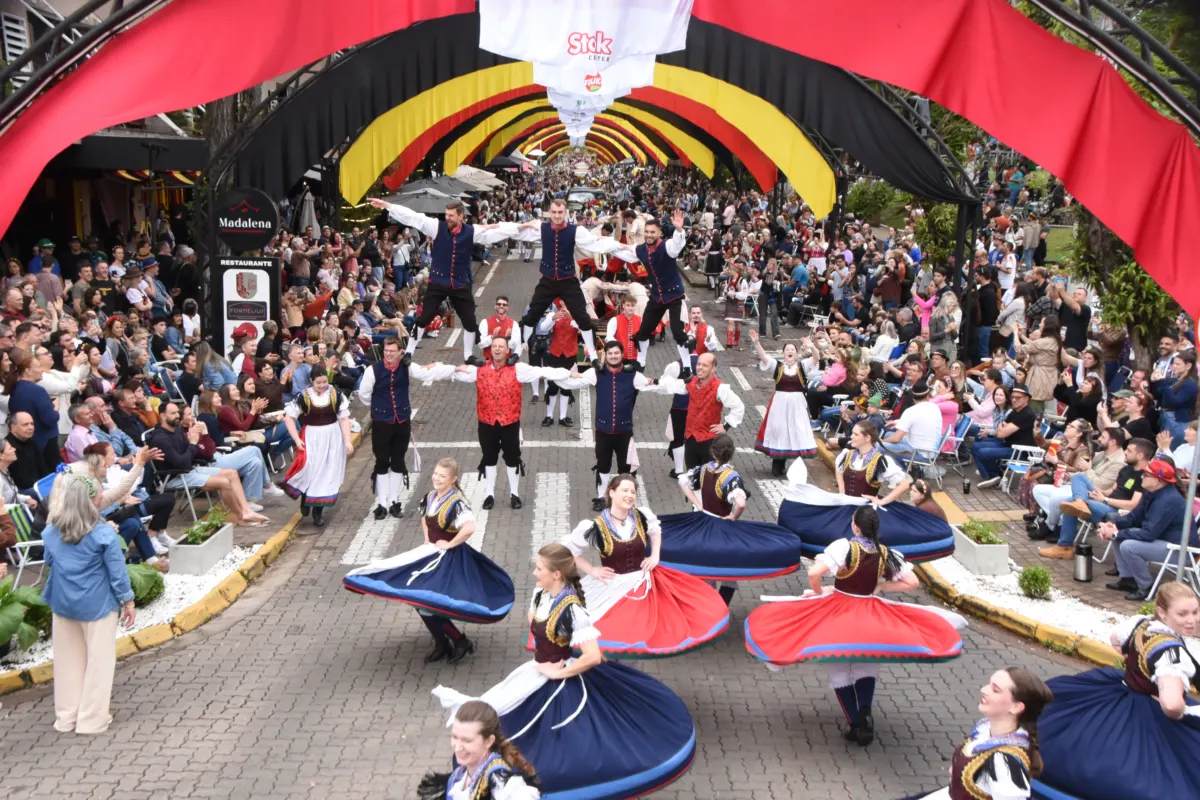 Primeiros dias da 41ª Oktoberfest unem cultura e alegria na segunda maior festa alemã do Brasil