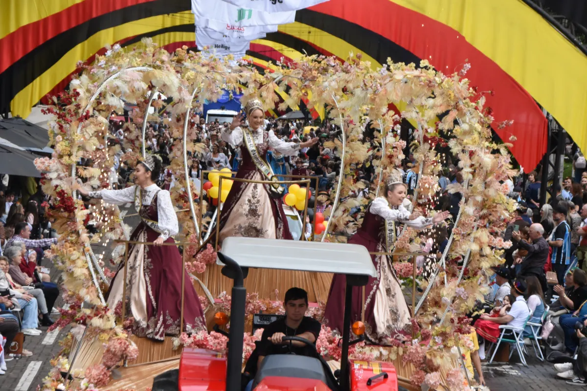 Primeiros dias da 41ª Oktoberfest unem cultura e alegria na segunda maior festa alemã do Brasil