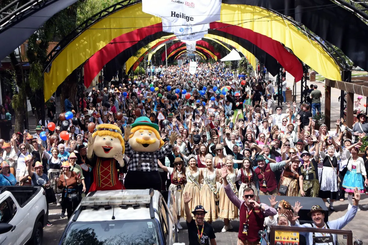 Dia da Maturidade Ativa reuniu 25 mil pessoas de 50 cidades na 41ª Oktoberfest