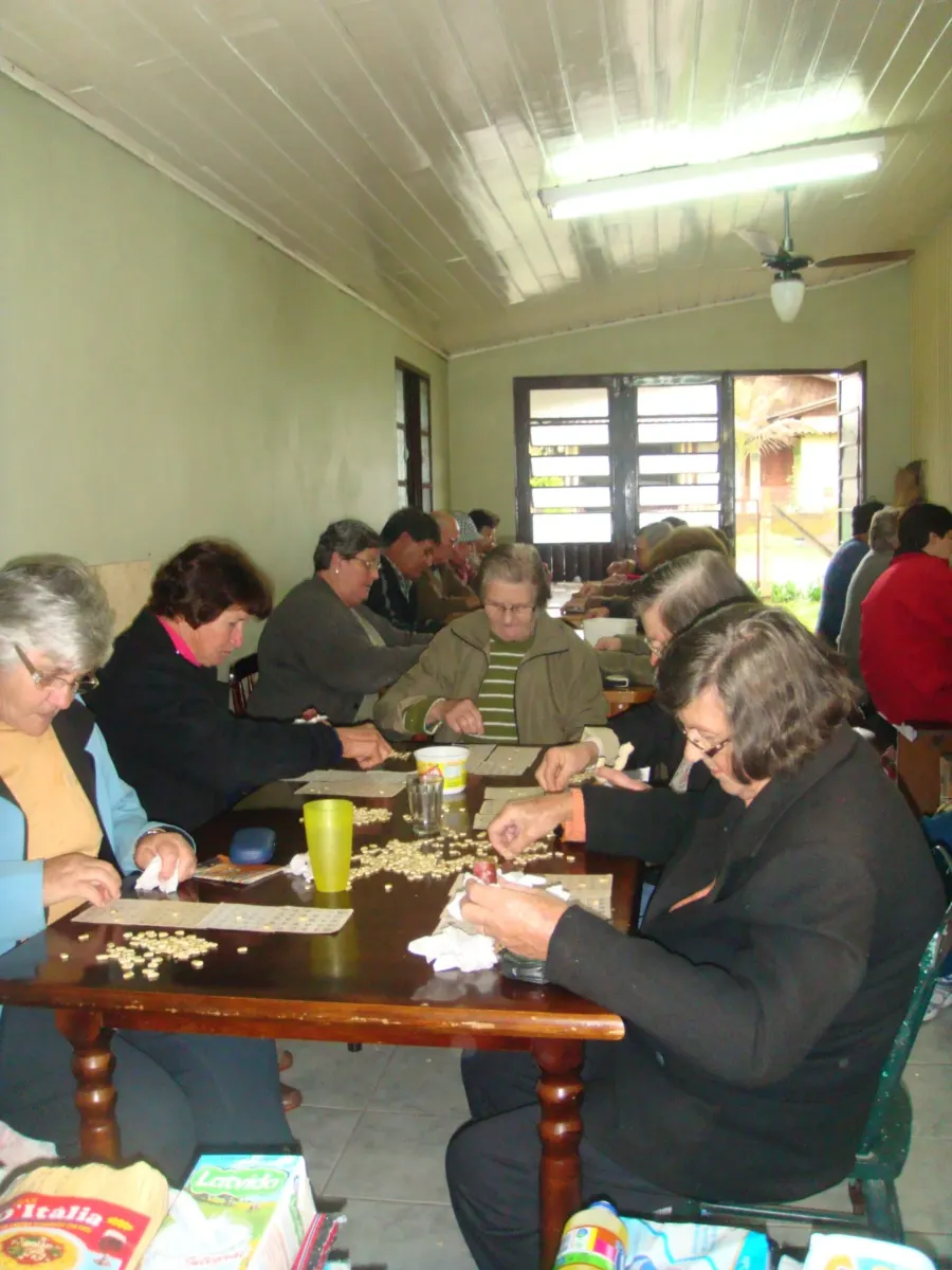 Entre o bingo e a fé, registros preservam memórias da comunidade