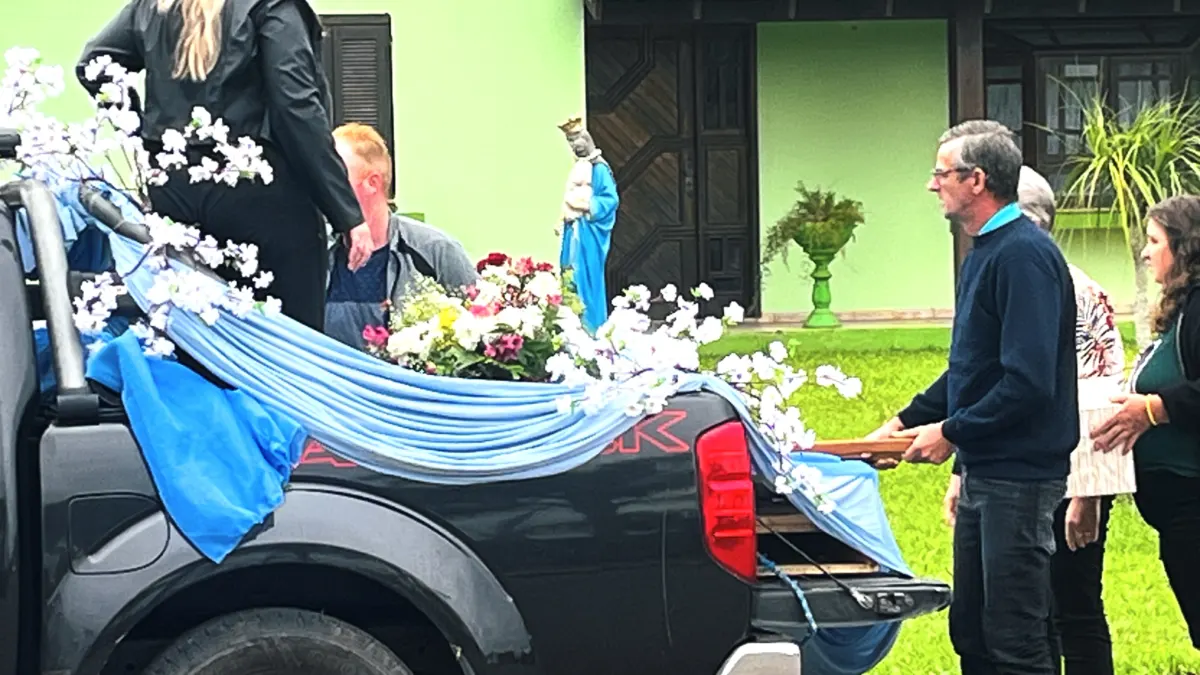 Chegada de Nossa Senhora do Rosário reúne fiéis para caminhada, missa e confraternização