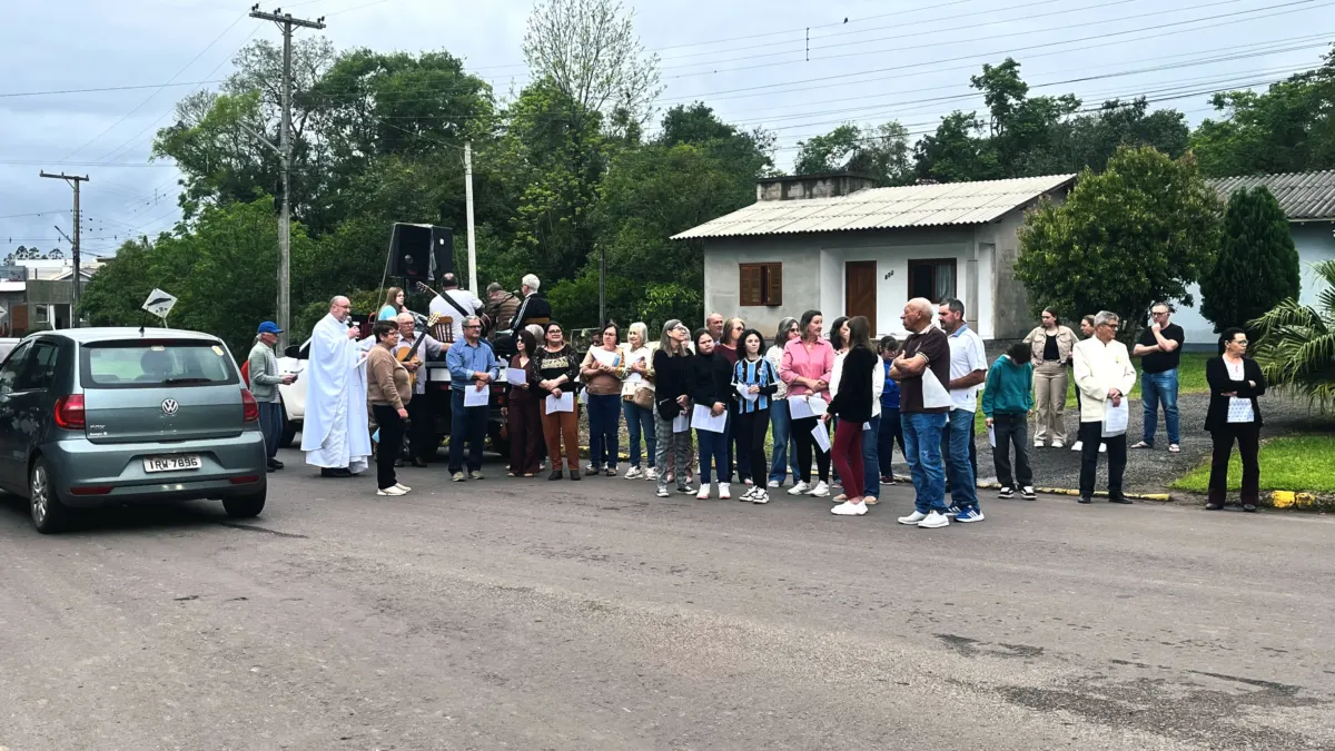 Chegada de Nossa Senhora do Rosário reúne fiéis para caminhada, missa e confraternização