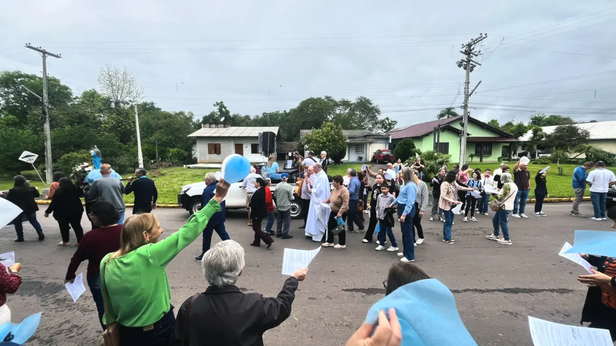 Chegada de Nossa Senhora do Rosário reúne fiéis para caminhada, missa e confraternização