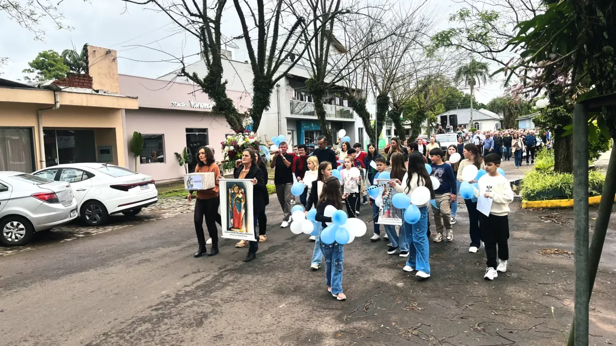 Chegada de Nossa Senhora do Rosário reúne fiéis para caminhada, missa e confraternização