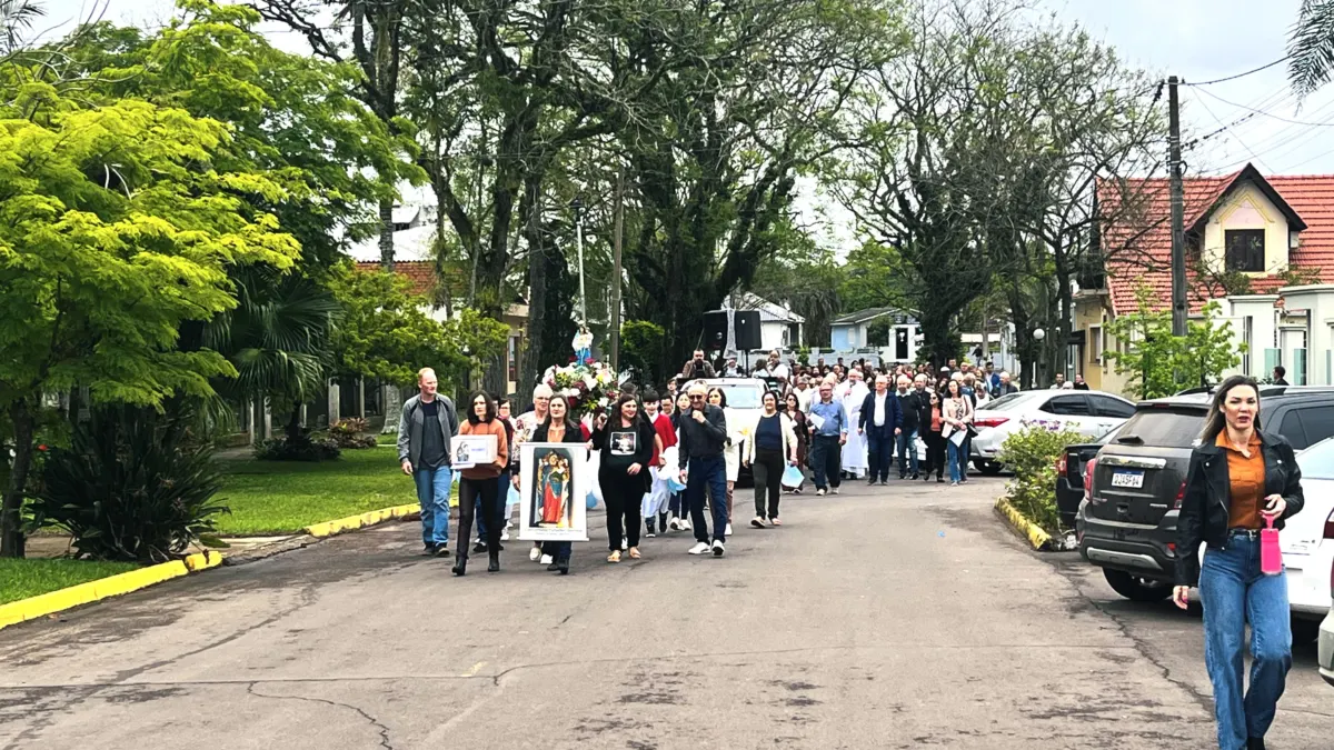 Chegada de Nossa Senhora do Rosário reúne fiéis para caminhada, missa e confraternização