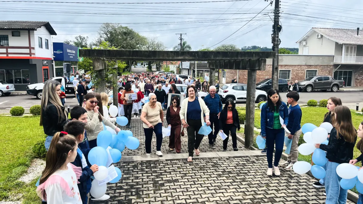 Chegada de Nossa Senhora do Rosário reúne fiéis para caminhada, missa e confraternização