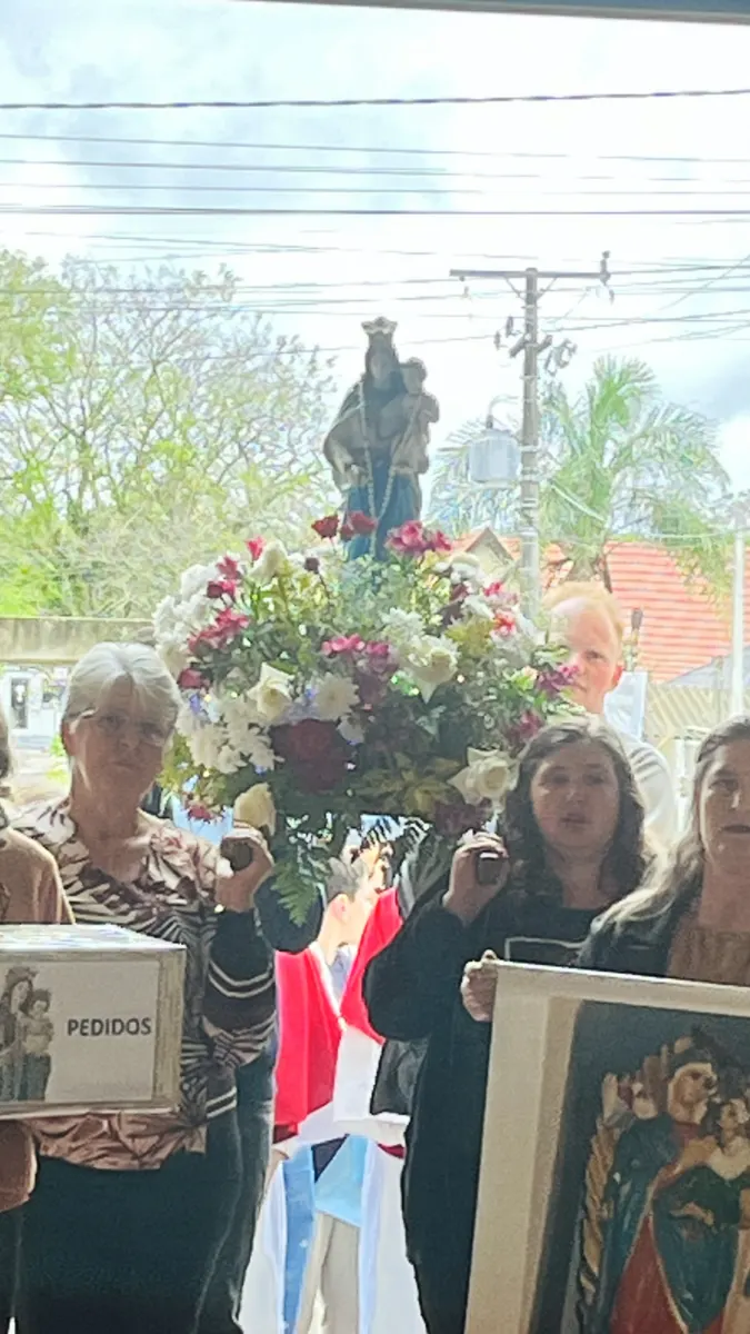 Chegada de Nossa Senhora do Rosário reúne fiéis para caminhada, missa e confraternização