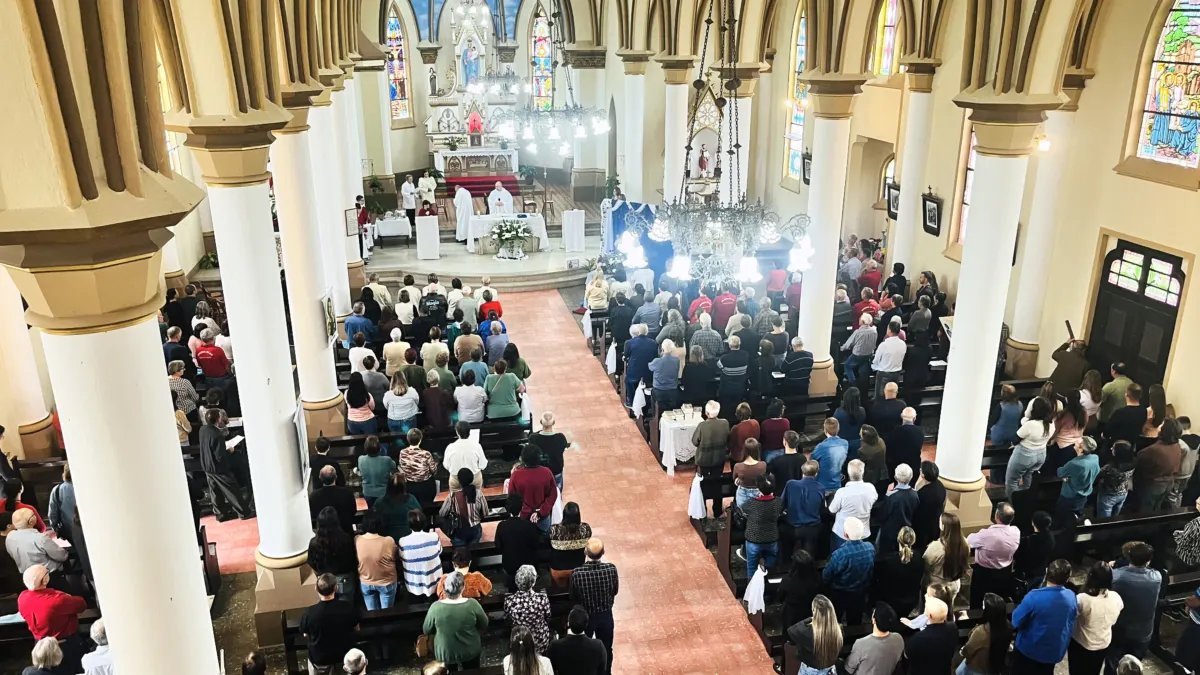 Chegada de Nossa Senhora do Rosário reúne fiéis para caminhada, missa e confraternização