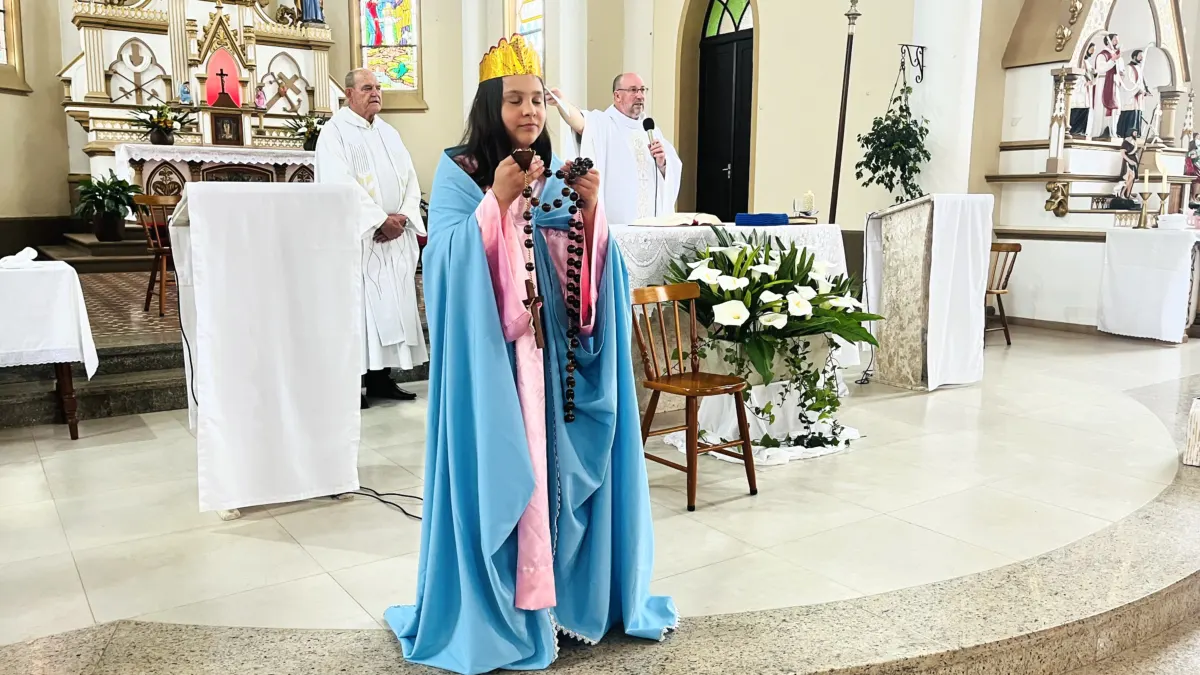 Chegada de Nossa Senhora do Rosário reúne fiéis para caminhada, missa e confraternização