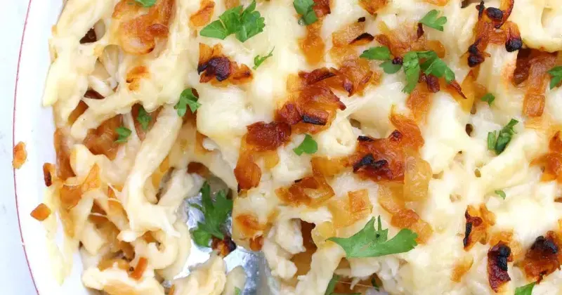 Käsespätzle: massa alemã com queijo e cebolas douradas
