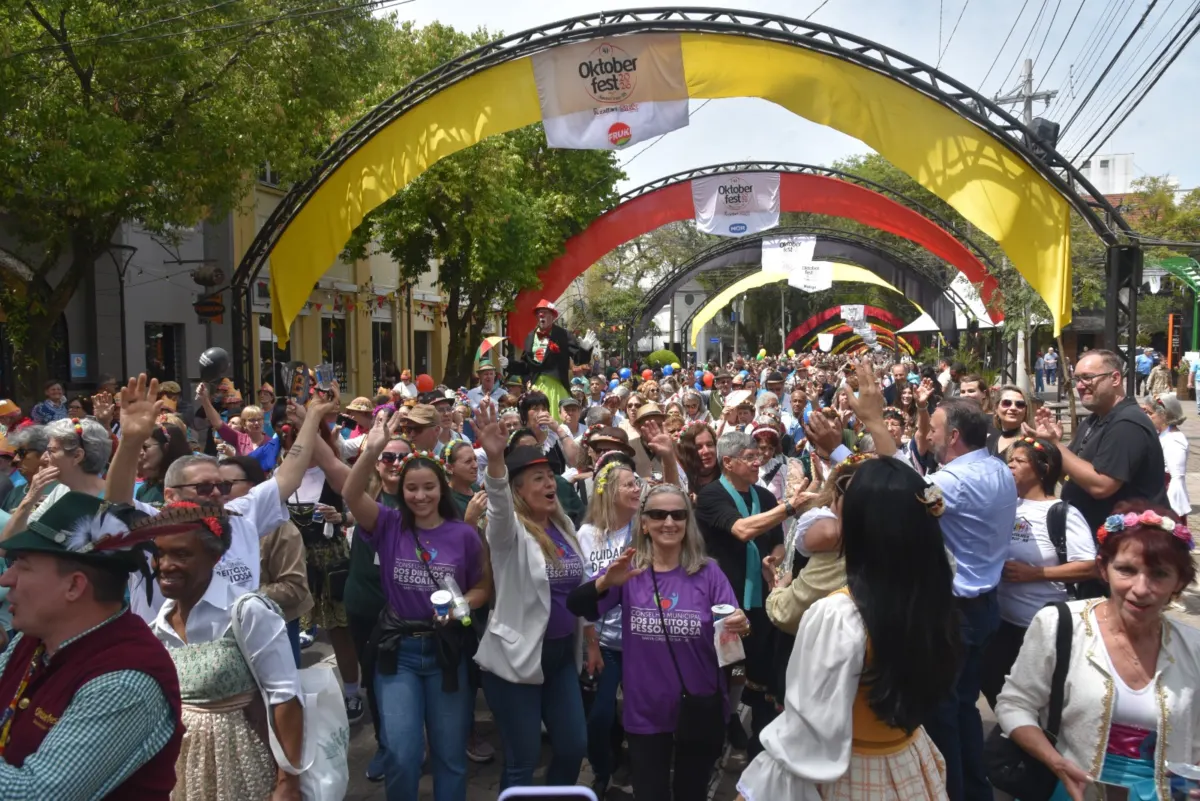 Prefeito recepciona visitantes no Desfile da Maturidade Ativa