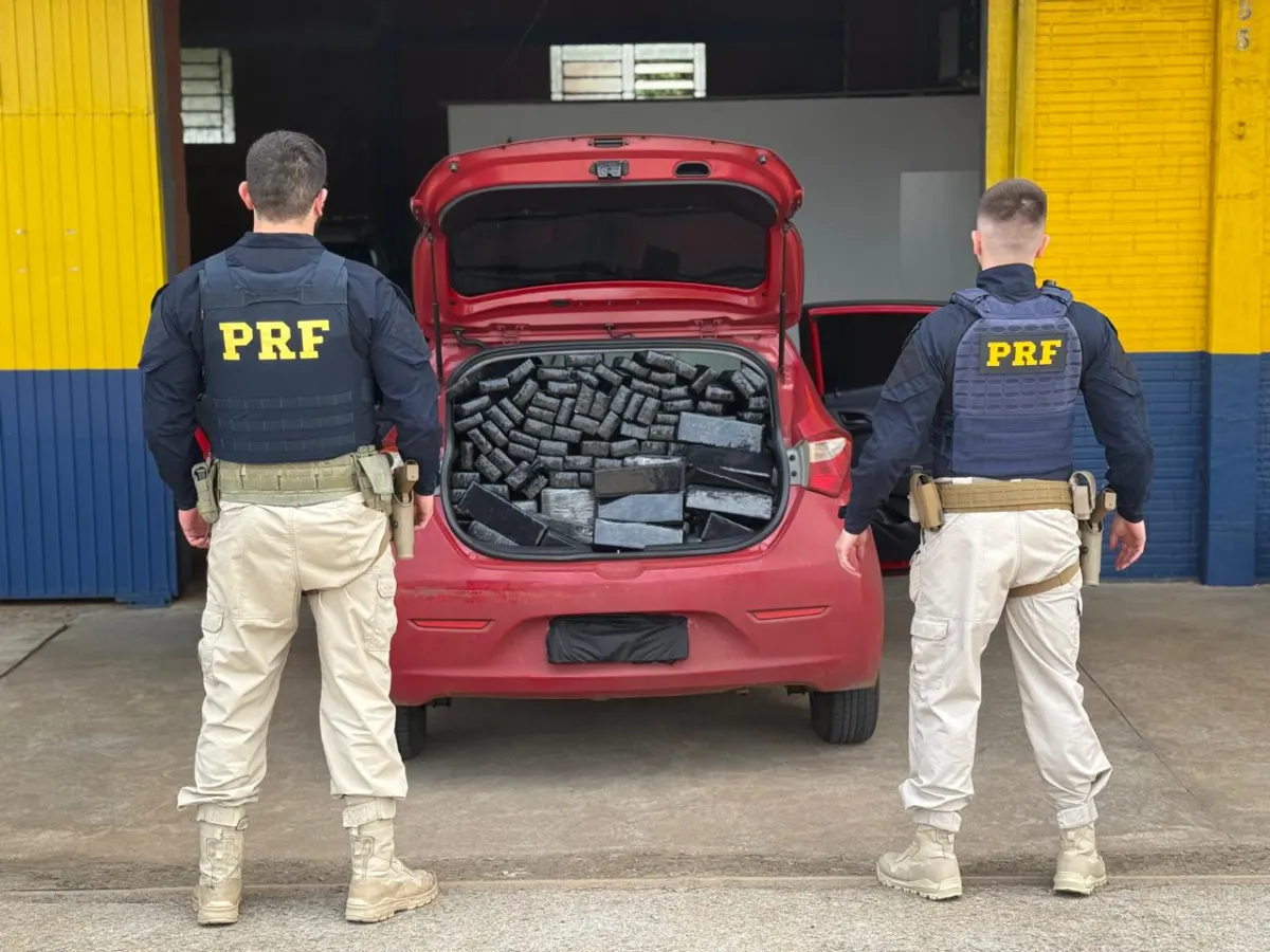 PRF apreende cerca de 300 quilos de maconha em carro na BR-386, em Lajeado