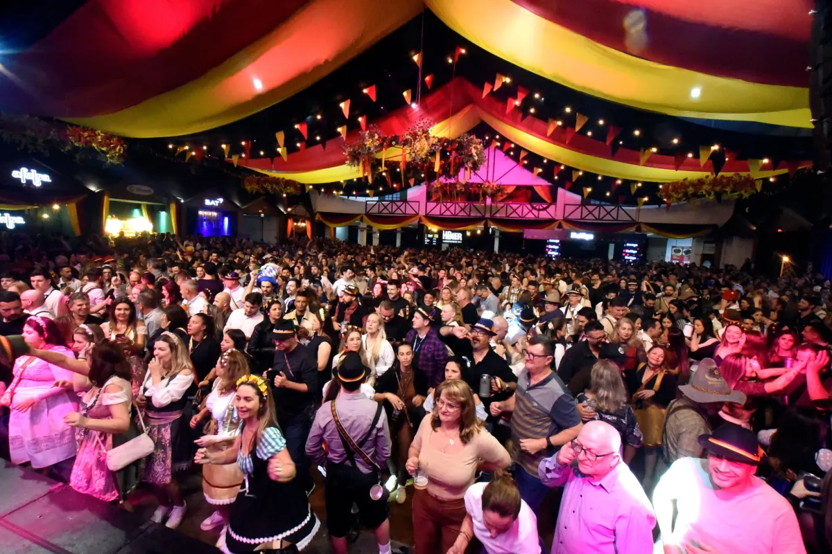 Público no Pavilhão Central