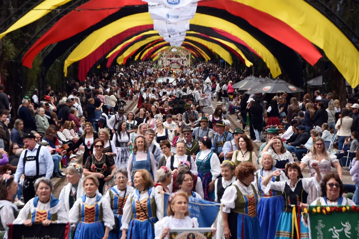Segunda etapa da 41ª Oktoberfest atrai mais de 140 mil visitantes ao parque e à cidade