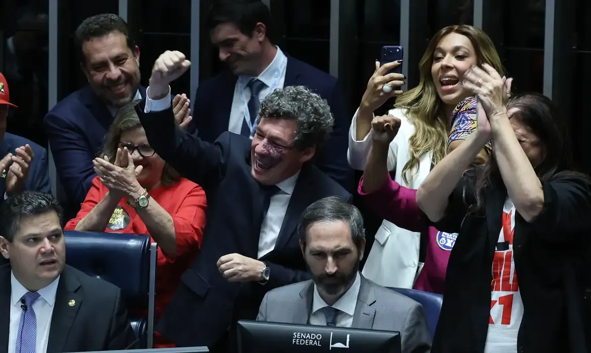 Congresso promulga fim da escala 6x1; jornada será reduzida para 40 horas semanais
