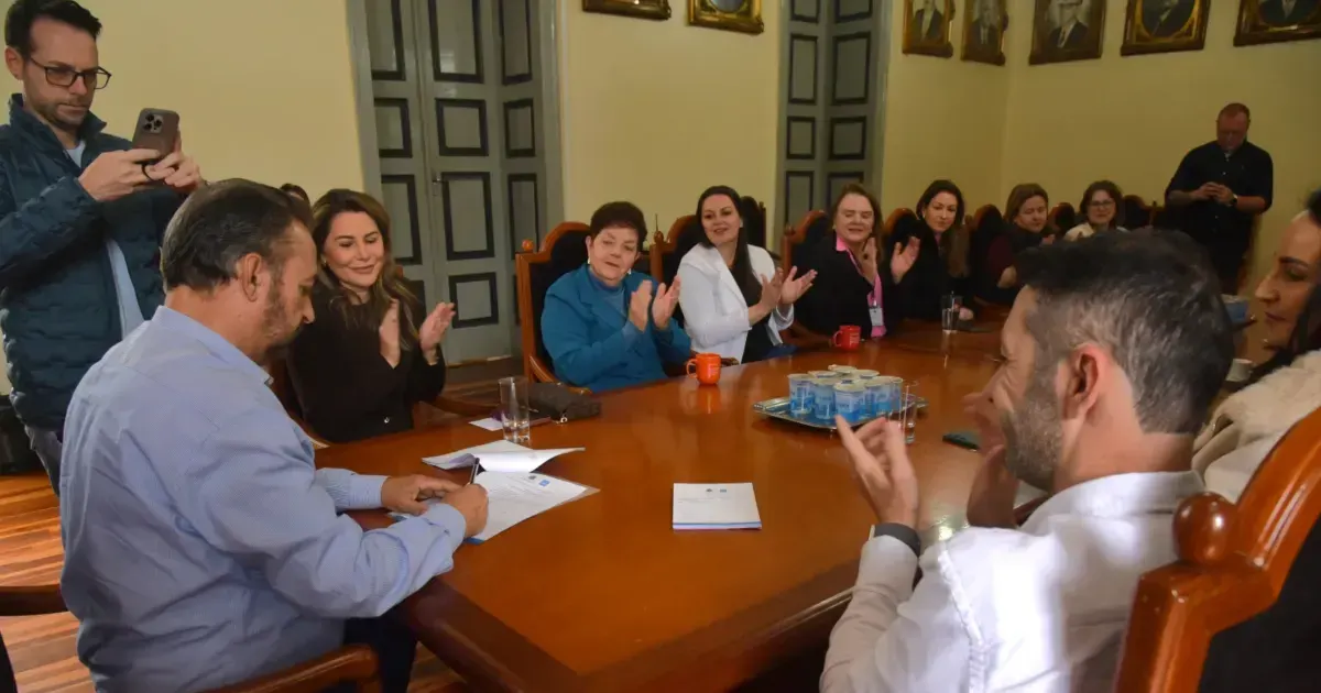 Prefeitura lança programa que concede benefício financeiro para ajudar famílias de baixa renda no cuidado de pessoas idosas