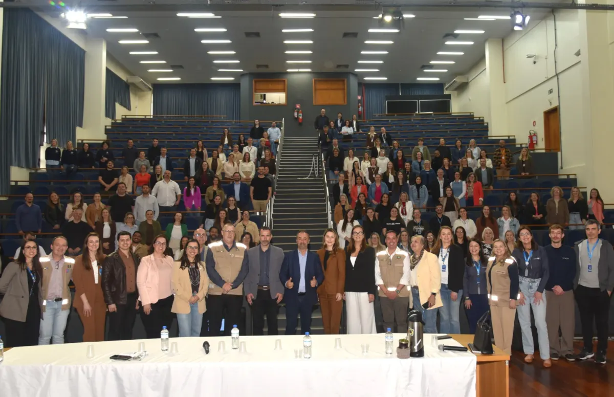 Encontro macrorregional reúne representantes de 62 municípios para debater desafios do SUS em Santa Cruz